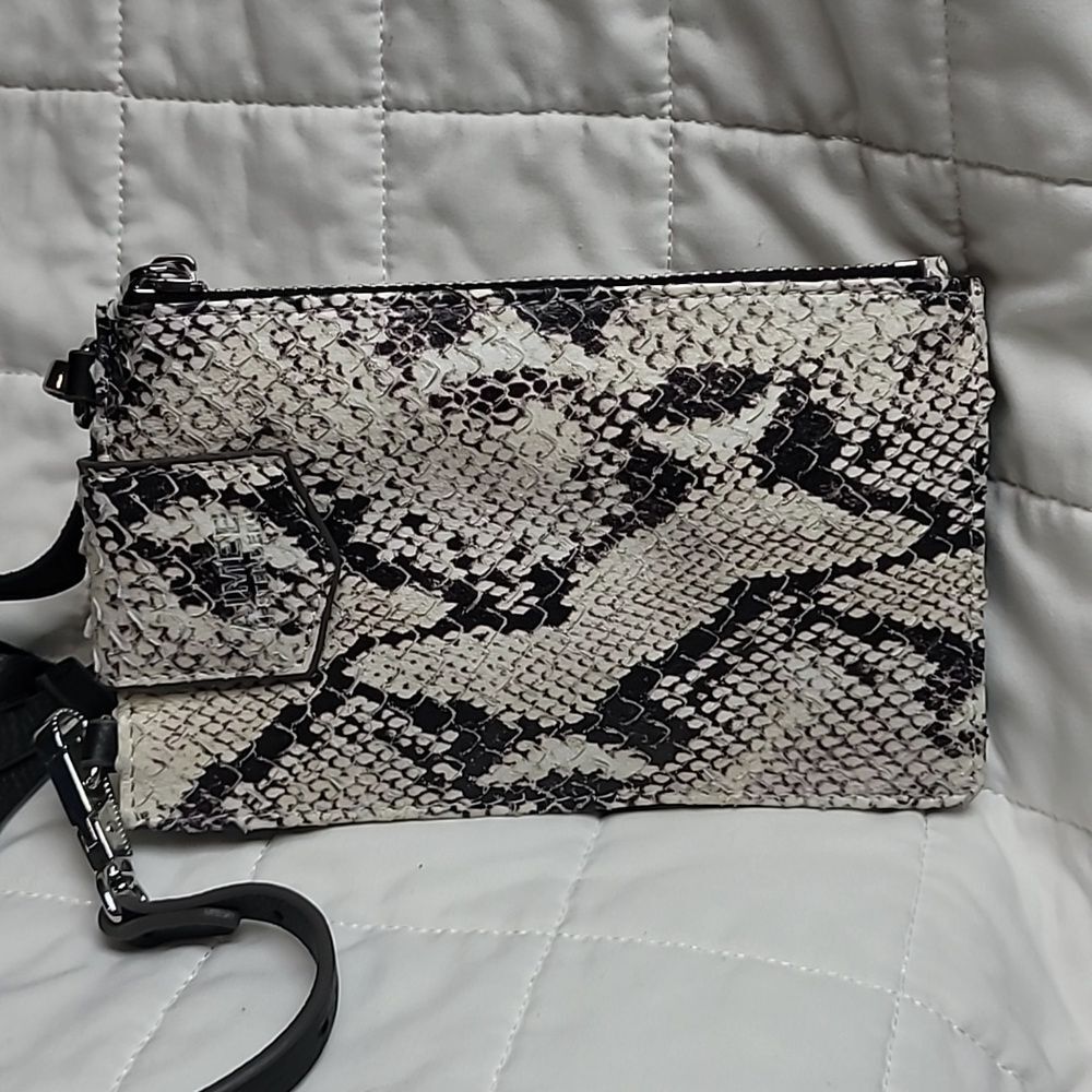 3/$20🎉 Aimee Kestenberg Leather Phone Crossbody Vanilla Snake Print Mini Purse - Picture 3 of 10